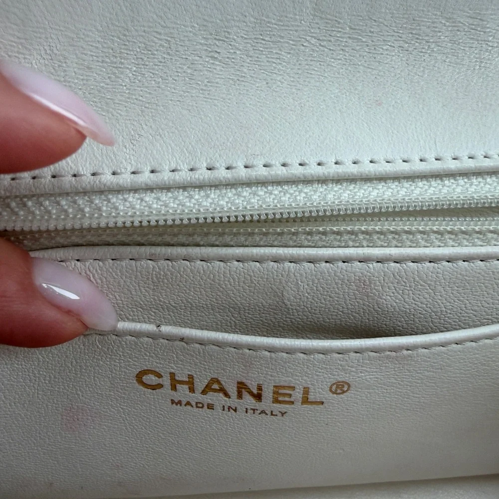 CHANEL Quilted White Shoulder Bag with Gold Hardware - Picture 11 of 16